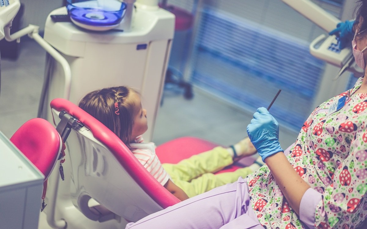 Un copil de doi ani a murit imediat după anestezie la o clinică stomatologică din București. „Ei au sedat copilul cu niște analize ieșite rău. Au omorât-o”