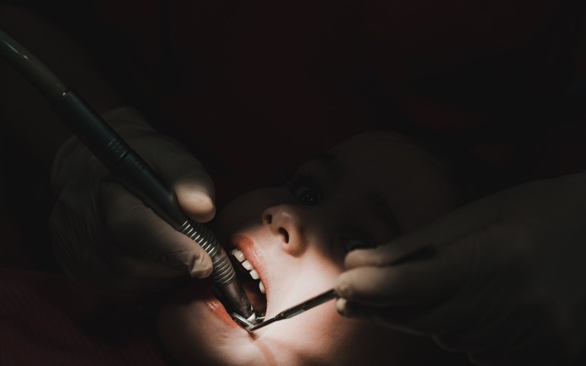 Sara nu este singurul copil mort după o vizită la stomatolog în România. Un băiețel și-a găsit sfârșitul în condiții similare la Pitești