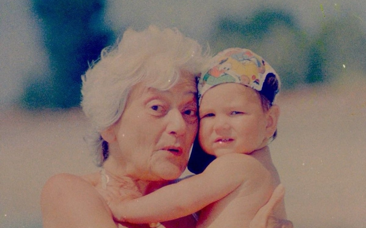 Îl recunoști pe băiețelul din imagine? A ajuns un nume sonor în România după ce a luat-o pe urmele părinților lui