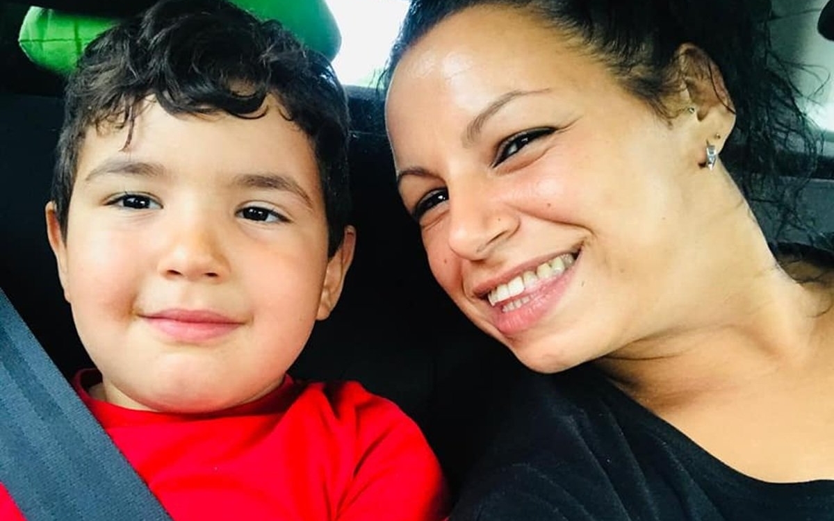 O mamă și fiul ei de 8 ani au fost găsiți morți la distanță de câteva ore. Femeia ar fi amenințat în repetate rânduri că-și va pune capăt zilelor