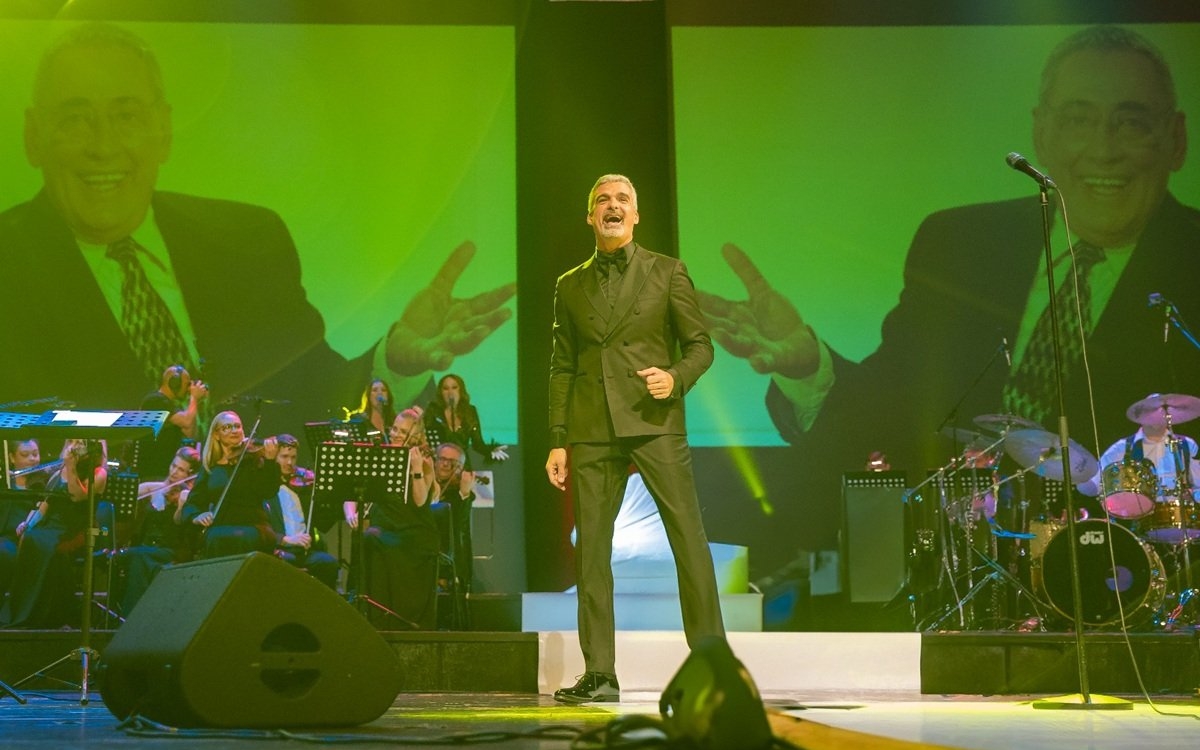 Aurelian Temișan a vărsat lacrimi de durere pe scena Teatrului Național la spectacolul dedicat lui Horia Moculescu. "L-am simțit aseară cu noi!"