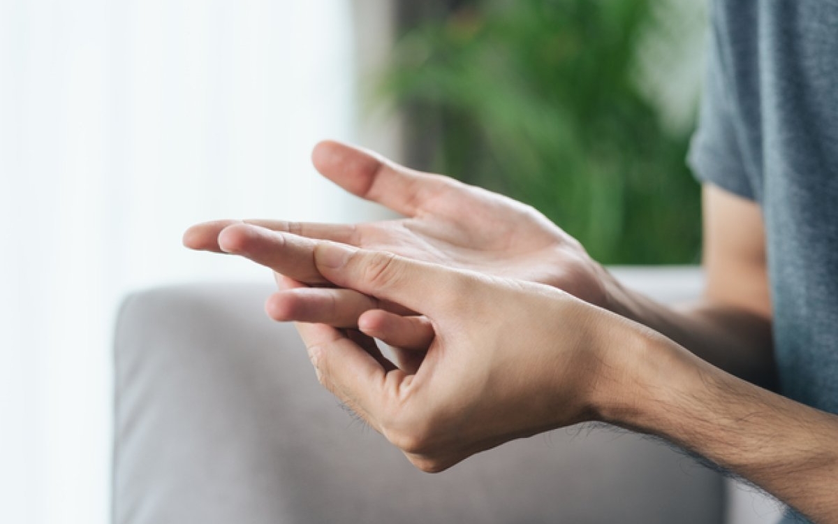 Deget în resort: cauze, simptome și tratament