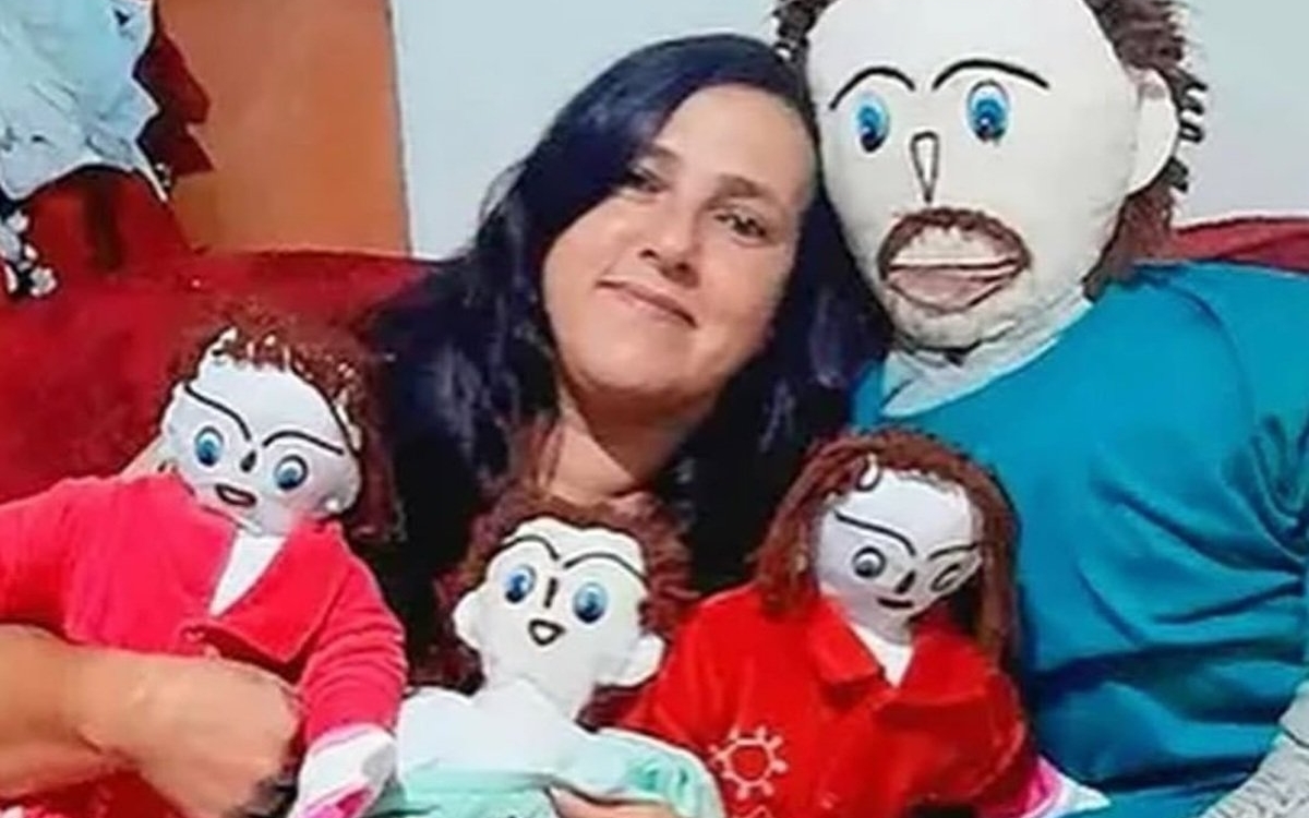 O femeie de 38 de ani susține că este însărcinată cu o păpușă din cârpe. Are deja trei copii cu "soțul" Marcelo