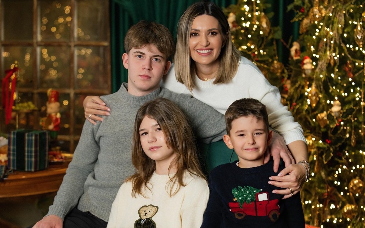 Ela Crăciun strălucește în noua ședință foto de sărbători: un an de succes încununat de recunoștință