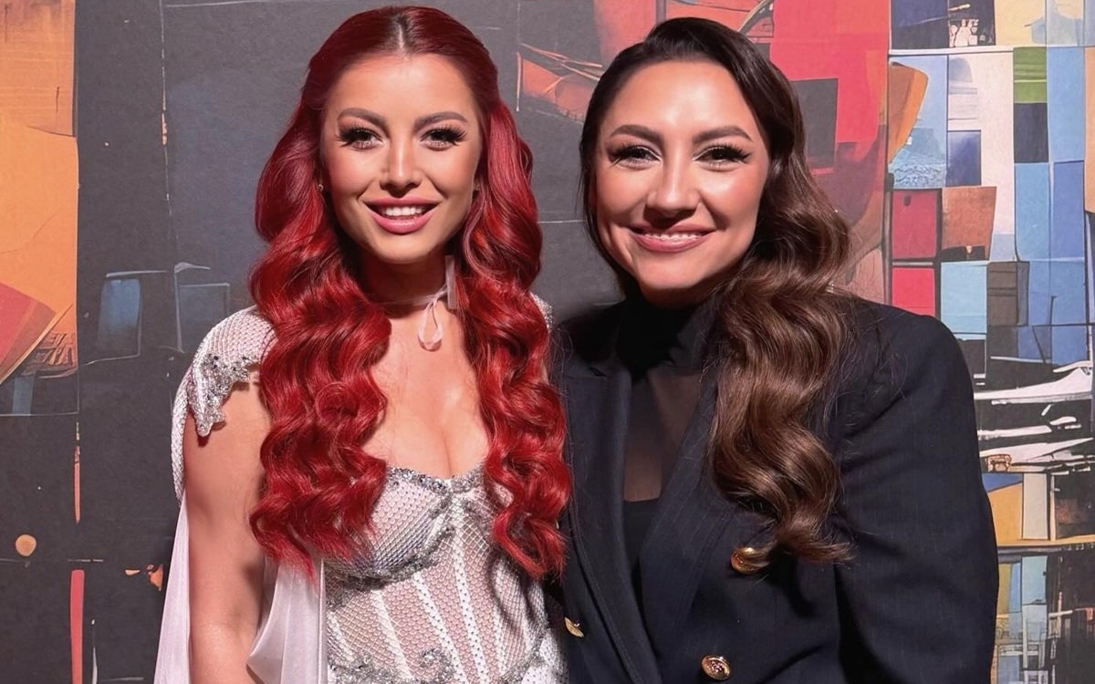 Elena Gheorghe, moment extrem de emoționant alături de Andra, pe scenă la Sala Palatului. „Ne cunoaștem de când eram mici. Nu eram căsătorite, nu aveam copii”