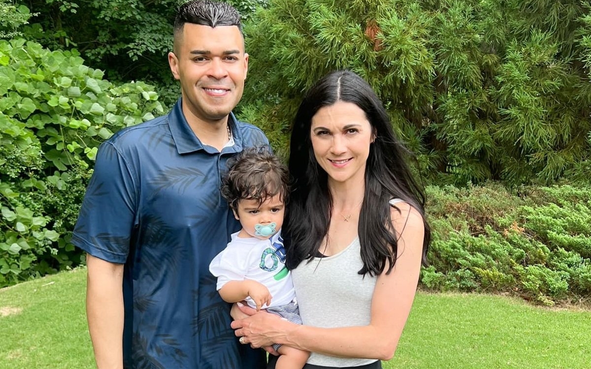 O celebră prezentatoare tv și soțul ei au fost găsiți morți în propria locuință. Fiul lor de trei ani a fost găsit în viață și fără urme de violență