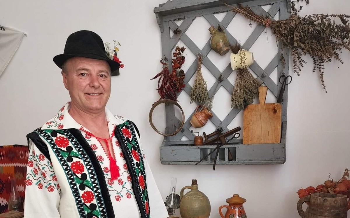 Cântărețul de muzică populară Aurică Totolici, condamnat la 17 ani și jumătate de închisoare, după ce ar fi violat trei minori