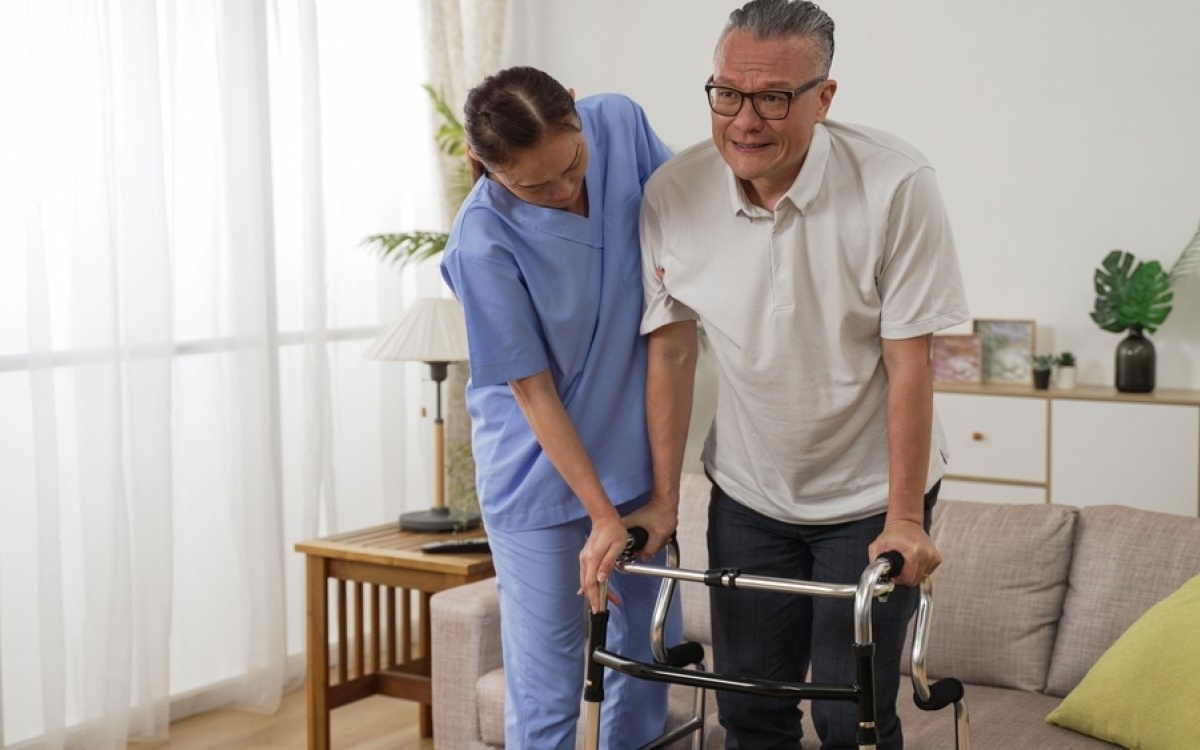 Viața după AVC: cum se reconstruiește mersul, vorbirea și speranța într-un spital de recuperare