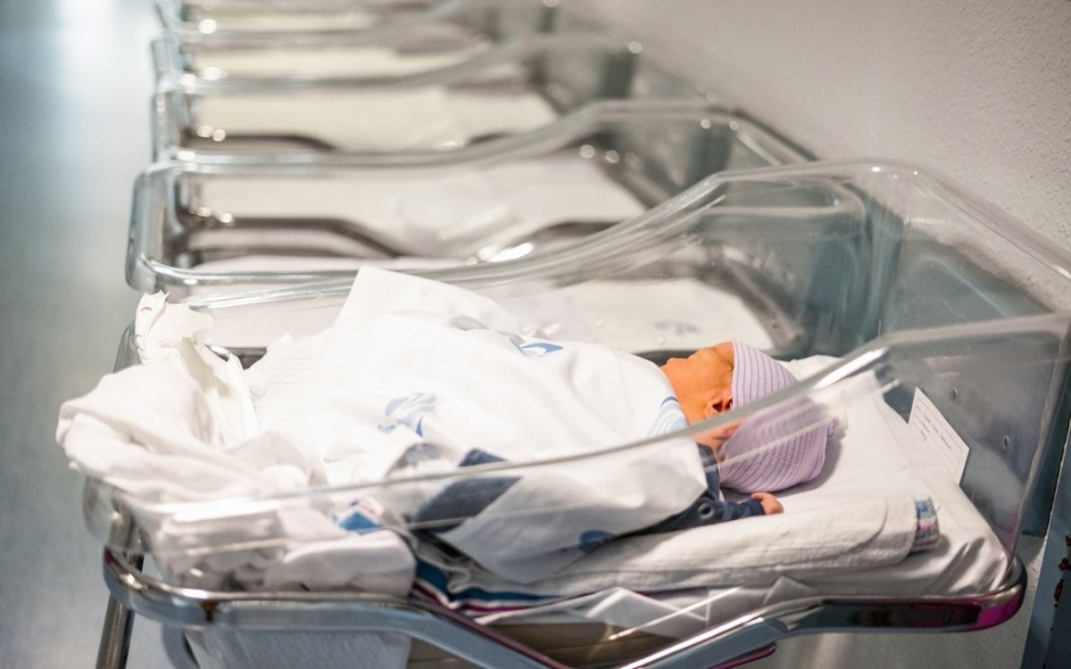 Un bebeluș a murit la două zile după naștere într-o clinică privată din Craiova. S-a născut perfect sănătos, familia face acuzații grave la adresa medicilor