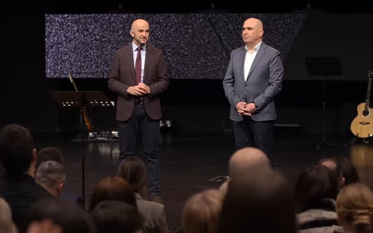 Ilie Bolojan, în mijlocul credincioșilor baptiști din Oradea care s-au rugat pentru el. „Doamne, te rog să pui peste dânsul înțelepciunea care vine de sus”