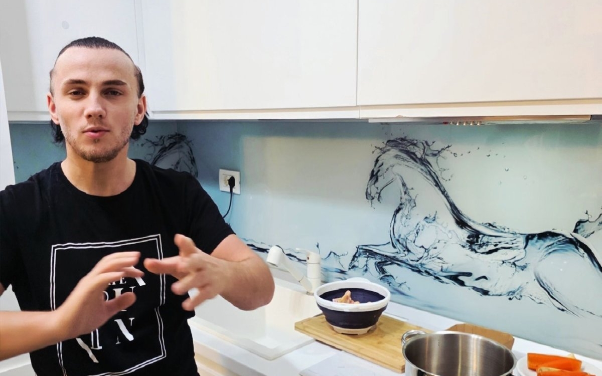 Mihai Trăistariu nu-și mai dorește o iubită care să știe să gătească. A învățat să facă ciorbă cu ChatGPT