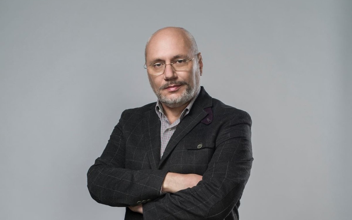 Medicul Cristian Andrei, dus la audieri după ce anchetatorii au făcut percheziții la domiciliul său. Este acuzat de agresiune sexuală și de exercitarea unei profesii fără drept de practică