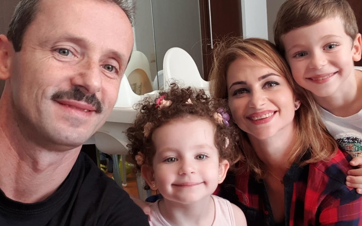 Soția lui Marius Urzică, mărturisiri dureroase despre boala nemiloasă de care suferă fiica lor. „Îi scoatem aparatele, ea nu mai aude absolut nimic"