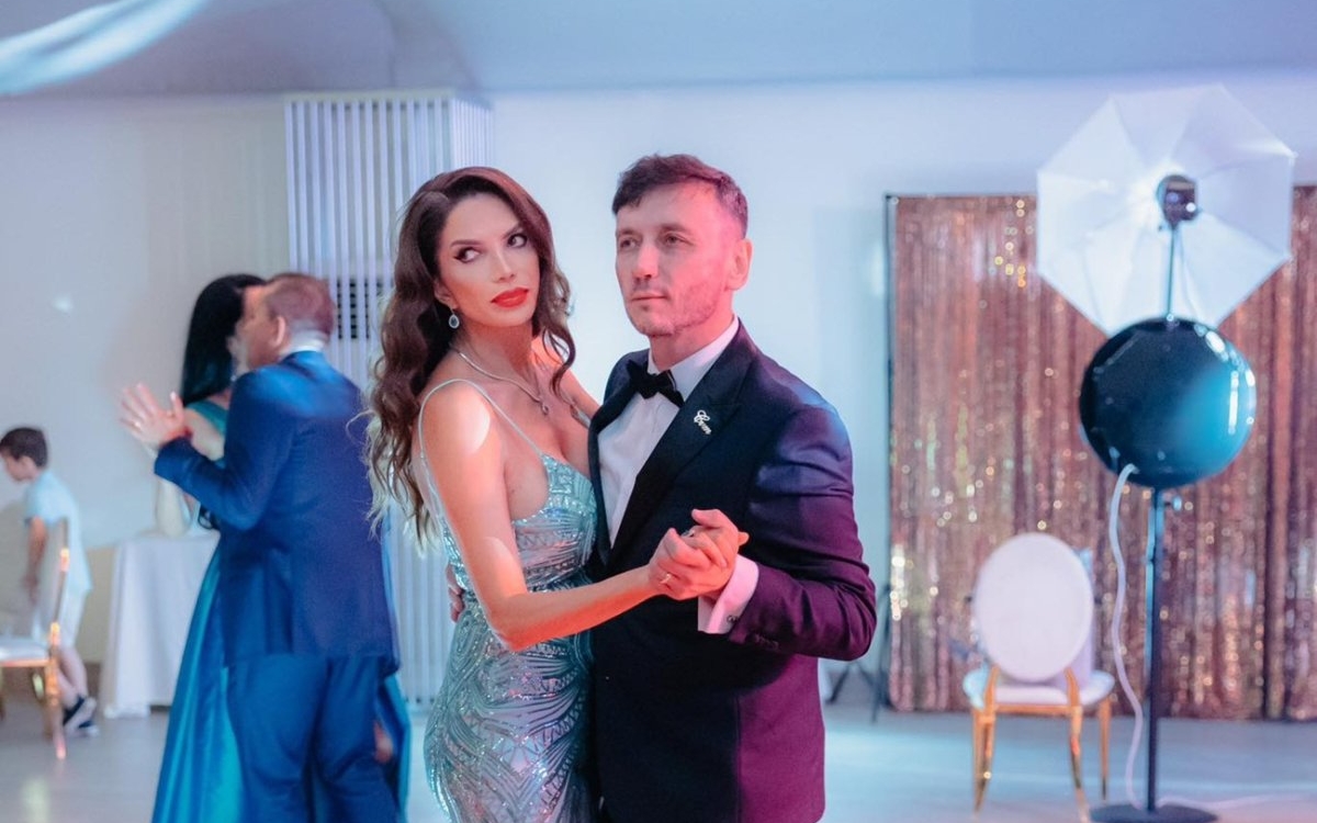 Sunt căsătoriți de trei ani, dar nu se satură unul de celălalt. Cristina Spătar și soțul ei se iubesc la fel ca-n prima zi: „E cu mine peste tot”