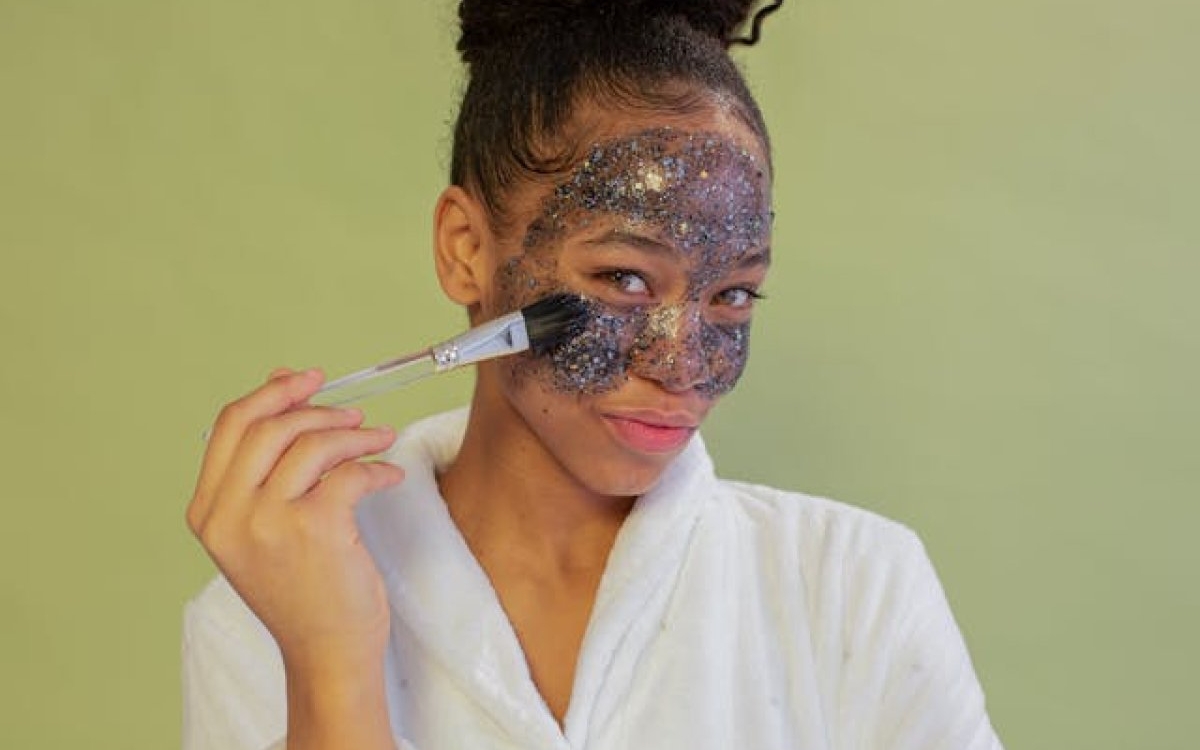 Masca hidrogel: cum o folosești și ce beneficii are