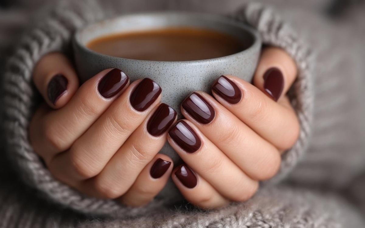 Coffee nails: cum să porți cea mai hot manichiură a sezonului