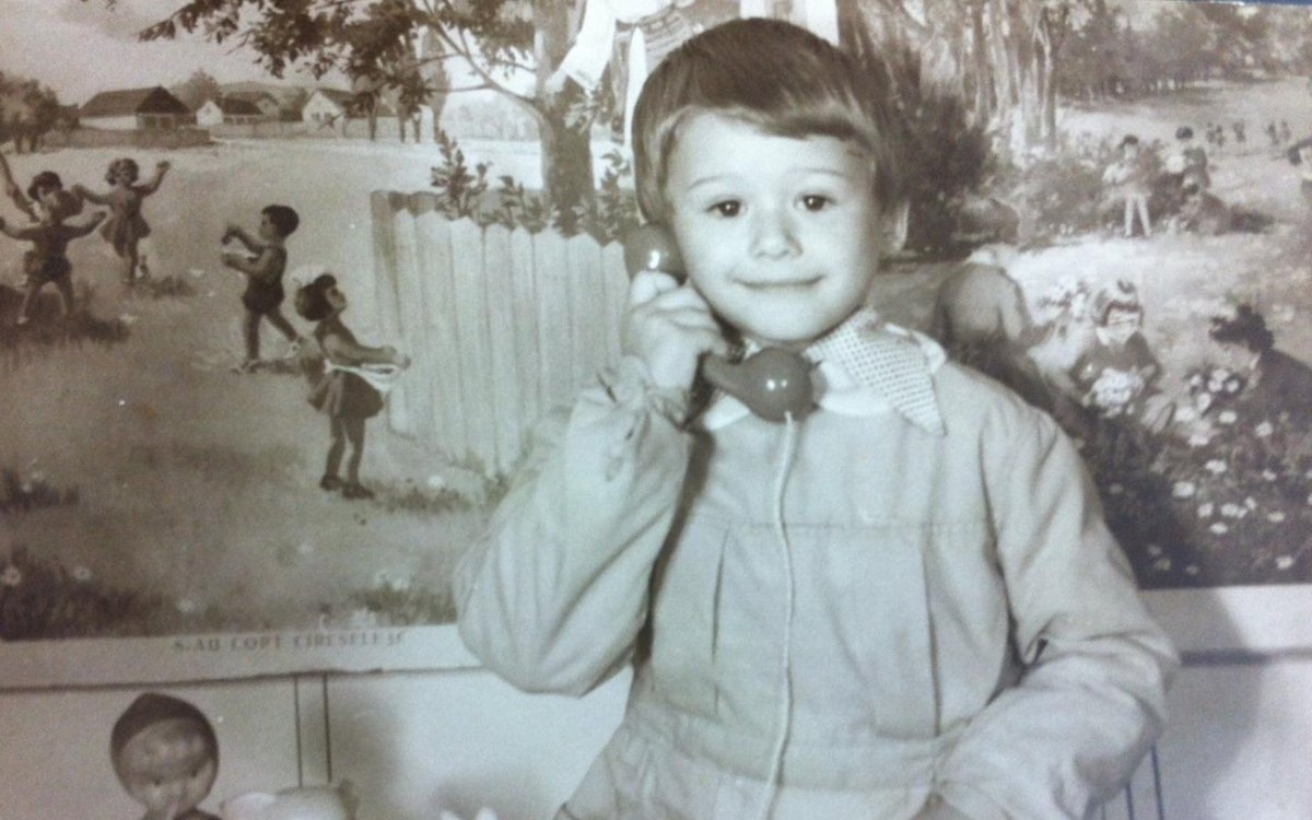 Îl recunoști pe băiețelul din imagine? Astăzi este unul dintre cei mai iubiți artiști ai României