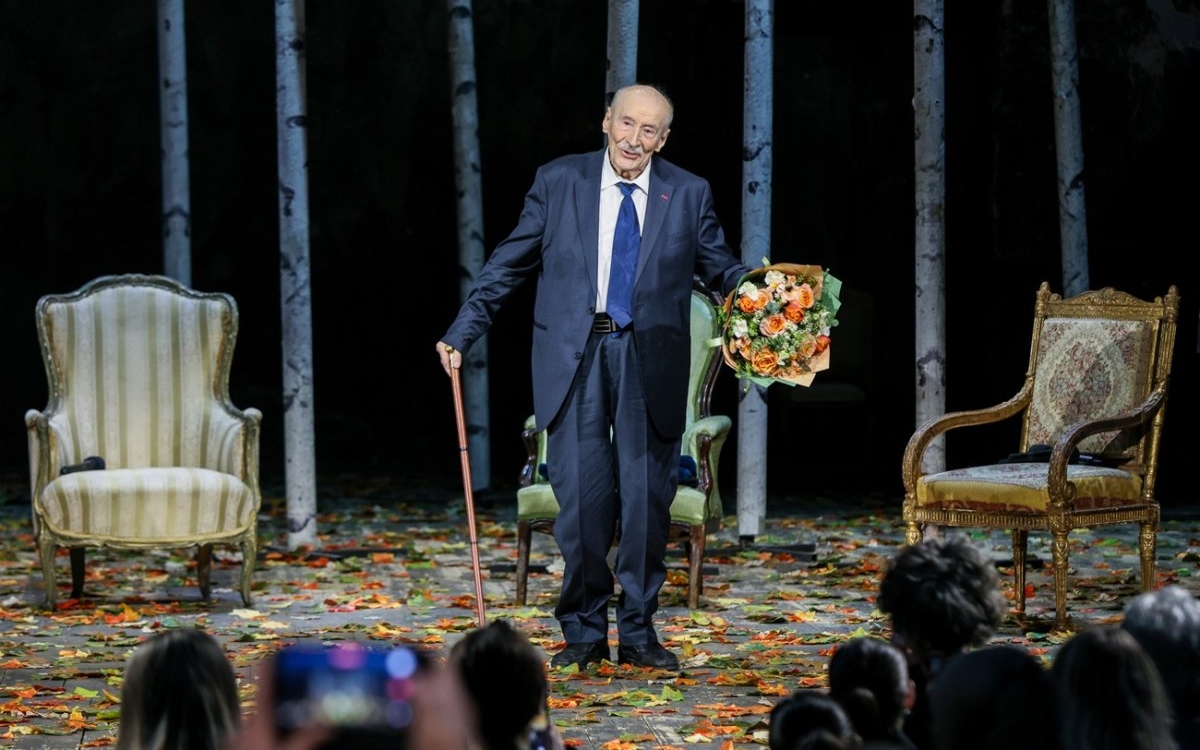 Victor Rebengiuc, sărbătorit în aplauze la Teatrul Bulandra. Cum arată actorul la 93 de ani