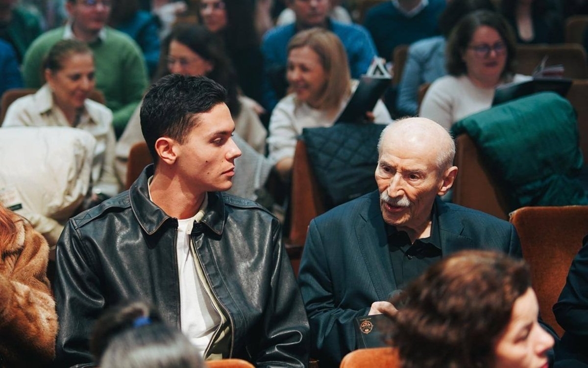 O fotografie cât o mie de cuvinte. David Popovici s-a întâlnit cu Victor Rebengiuc, după ce actorul a împlinit 93 de ani