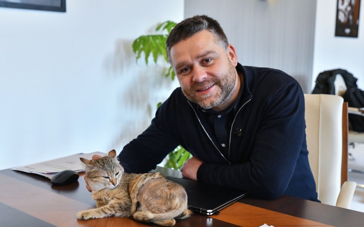 Ciprian Ciucu, primarul general al Capitalei, își împarte biroul cu o pisică. Dana Budeanu a reacționat dur la aflarea acestui detaliu