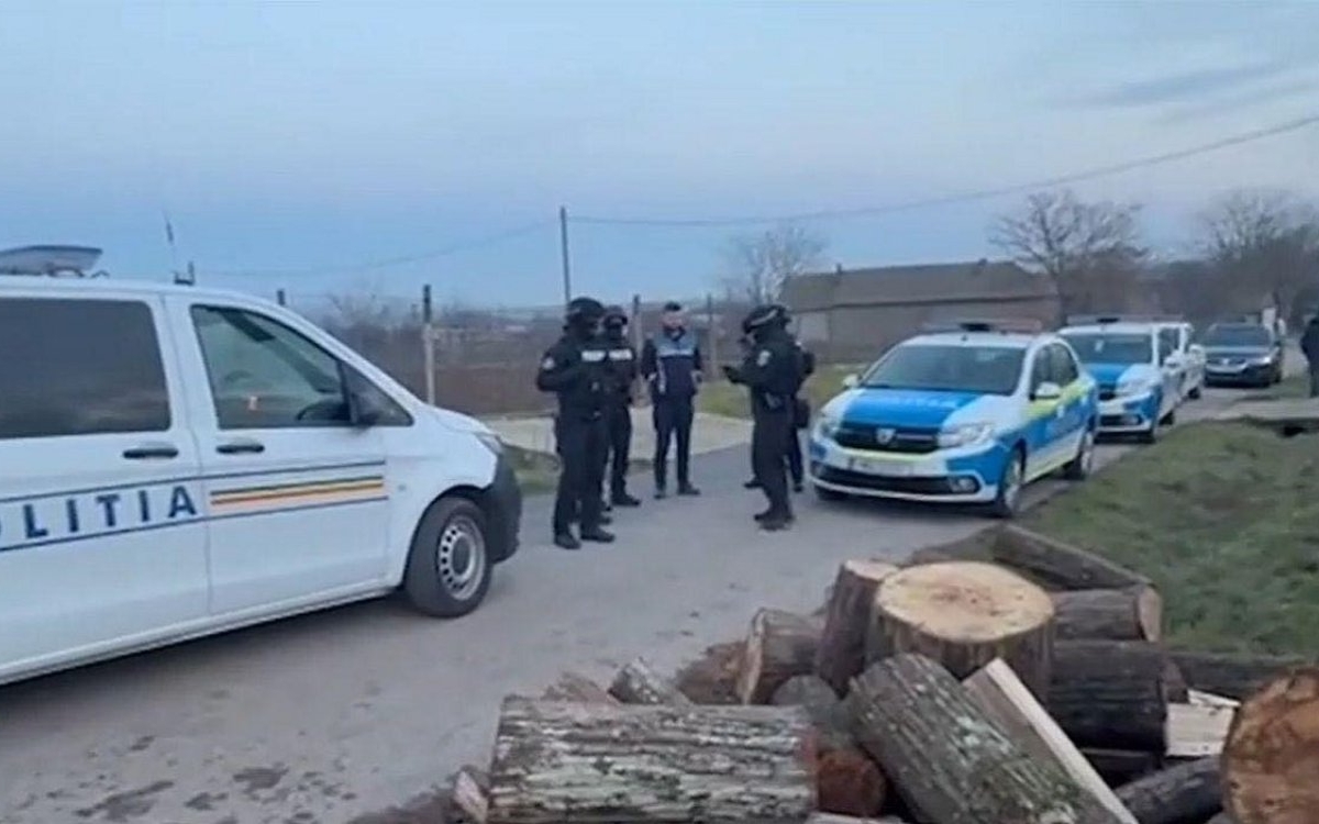 Un copil de 3 ani din Tulcea a fost găsit mort după ce a fost bătut crunt de concubinul mamei sale. Cei doi plănuiau să-l îngroape în grădină fără să anunțe autoritățile