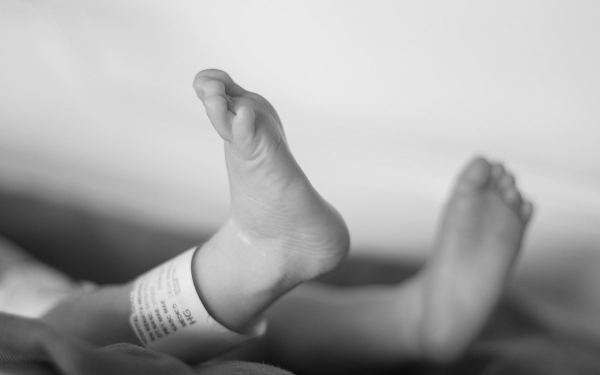 O fetiță de două luni din Vaslui a murit după ce a fost diagnosticată greșit. „Au vrut să o țin să moară la Vaslui”