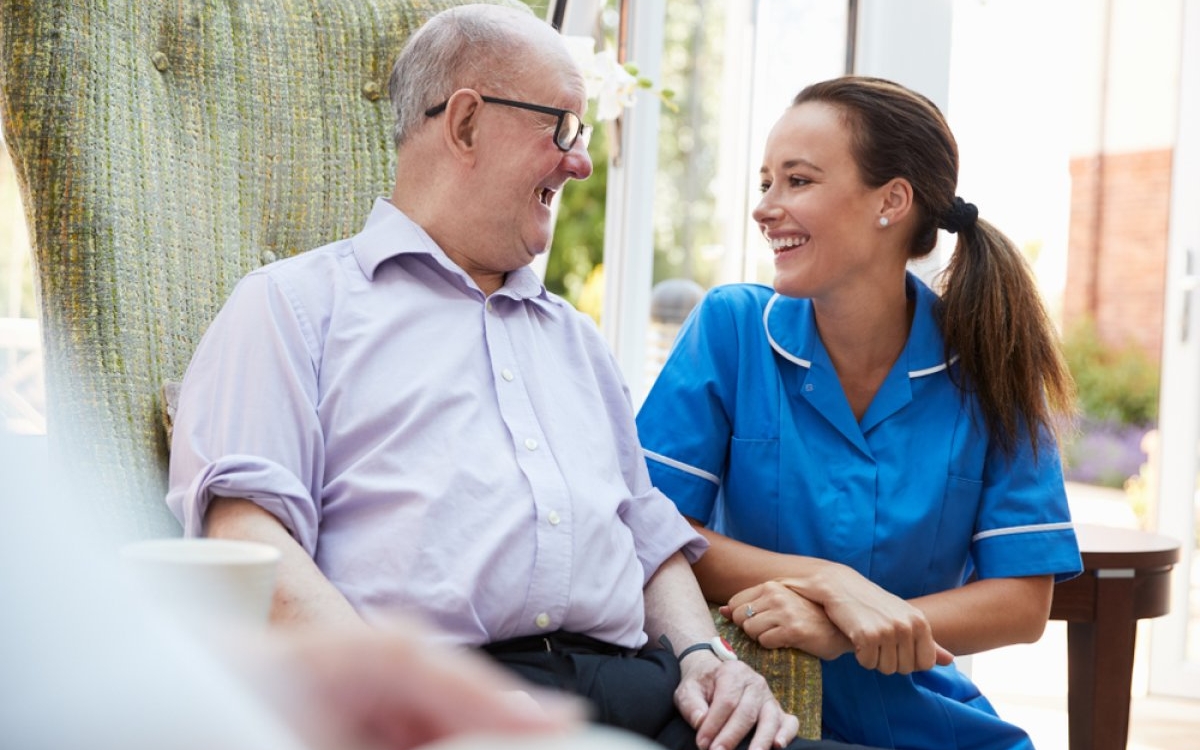 Beneficiile unui centru rezidențial pentru vârstnicii cu deficiențe de memorie