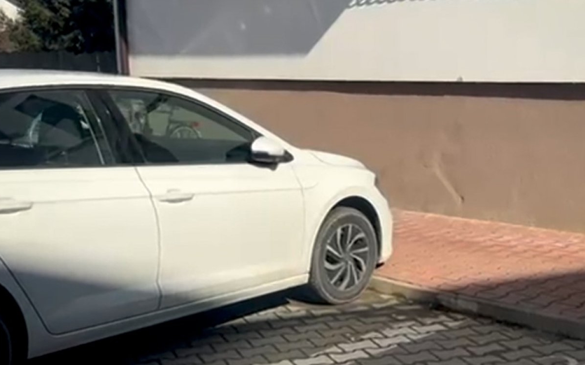 O femeie din Sibiu a fost strivită cu mașina de copilul ei de 11 ani, care se juca la volan