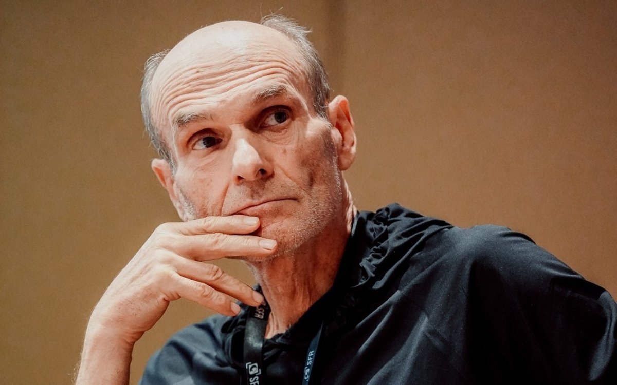 Cristian Tudor Popescu a luat foc pe internet când a aflat că 28 de elevi sunt blocați în Dubai. "Ce mama dracului caută în Dubai"