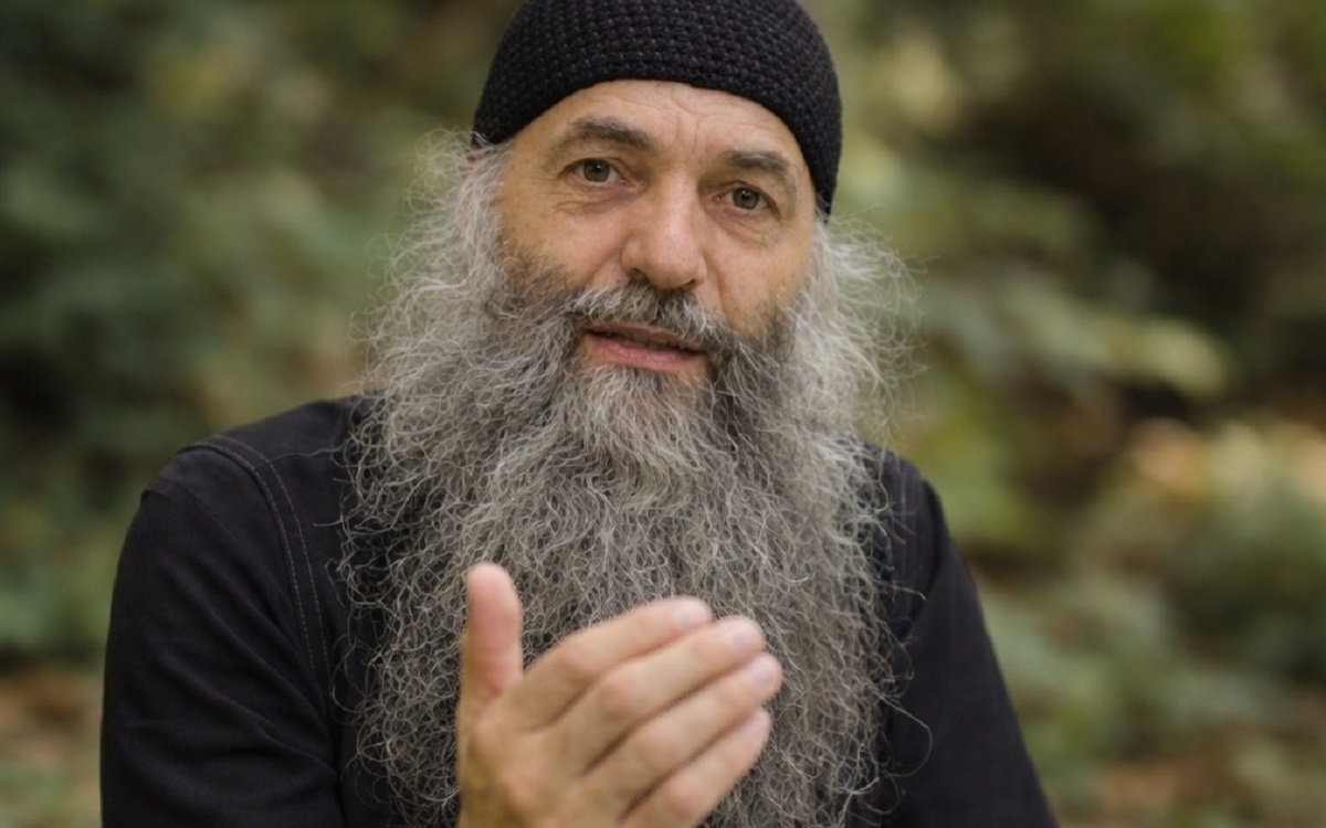 Mesajul părintelui Vlad Pimen de la Muntele Athos pentru credincioși, după ce a izbucnit războiul în Orientul Mijlociu. „Degeaba cerem pace între popoare dacă noi nu avem pace cu aproapele”