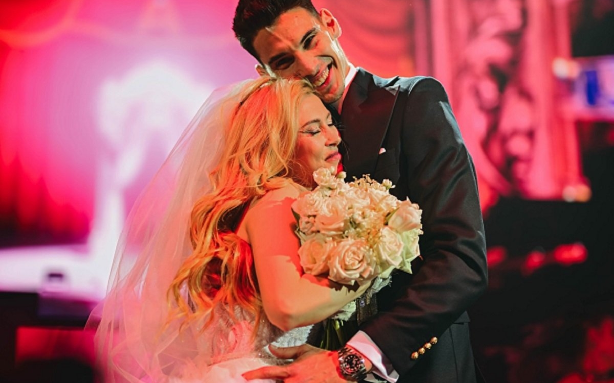 Andreea Bălan radiază în rochie de mireasă alături de Victor Cornea. Ce cadou unic i-a făcut în fața zecilor de oameni de la Sala Palatului