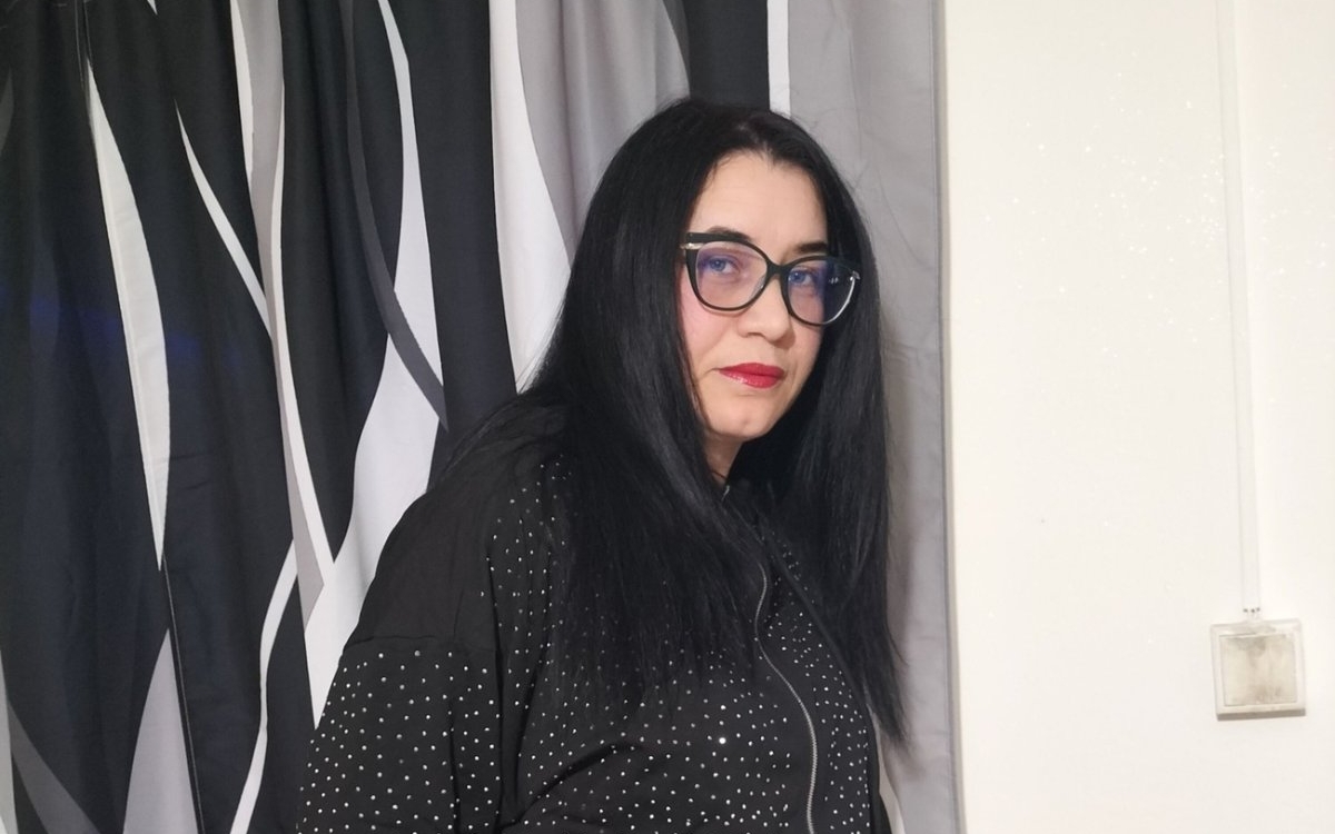 Elena, o femeie de 40 de ani, este la un pas să-și piardă viața după ce a fost înjunghiată de propriul soț. Bărbatul a încercat să-și pună capăt zilelor