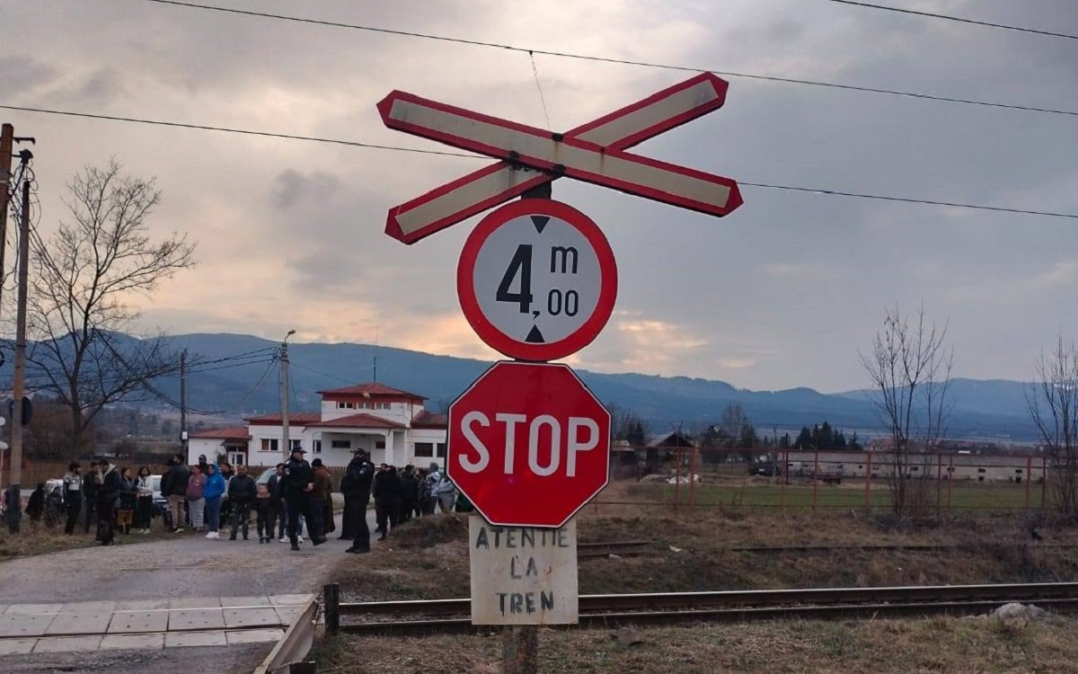 O femeie însărcinată din Miercurea Ciuc a murit după ce a fost lovită de tren. Se afla într-o căruță cu un bărbat și trei minori, care sunt în stare gravă