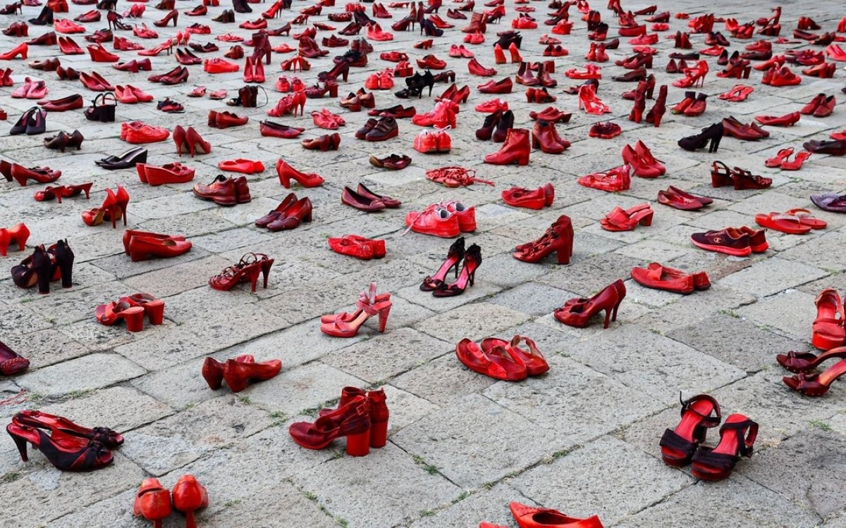 A fost adoptată „Legea femicidului" în Parlament. Ce pedepse riscă agresorii în România