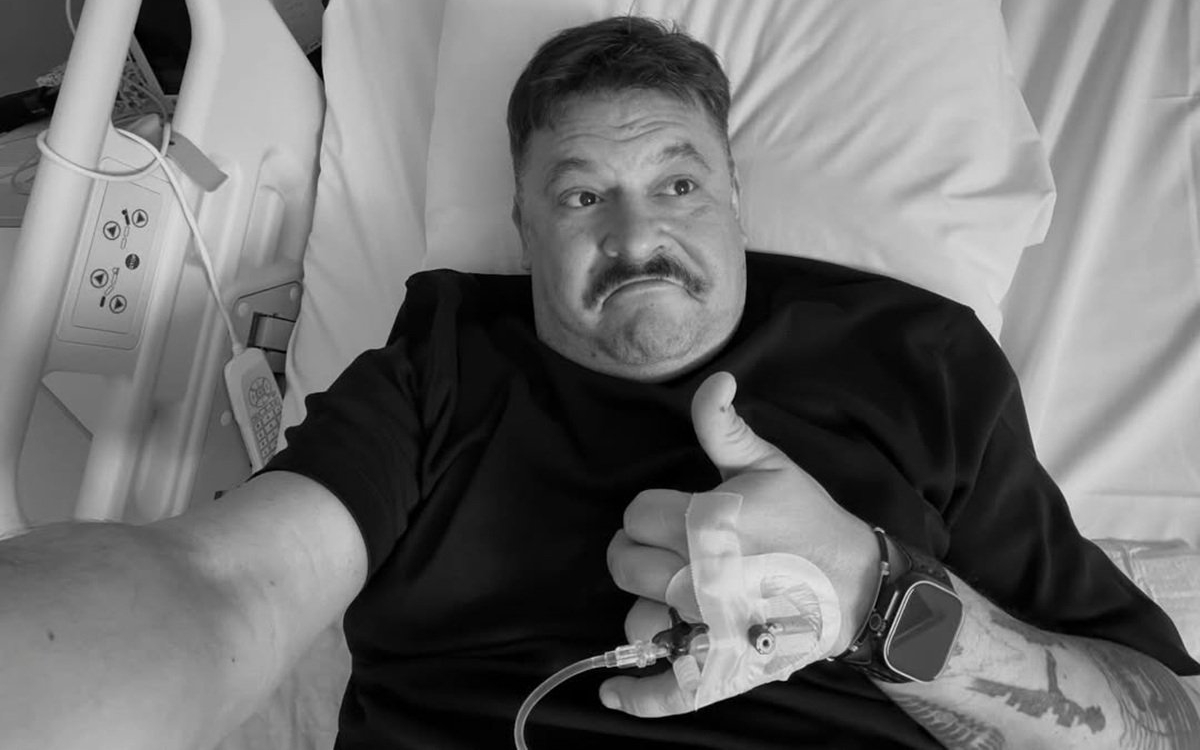 Mihai Bobonete și-a speriat fanii după ce s-a pozat pe un pat de spital. „Mie îmi arde de operații"