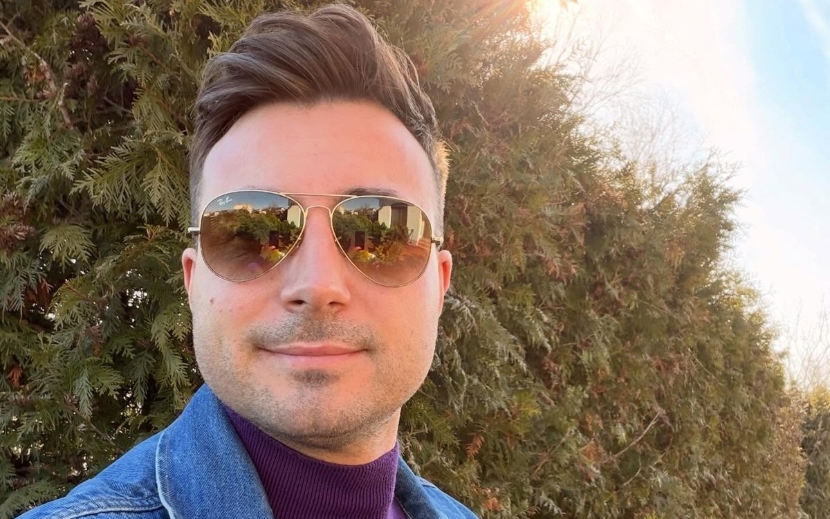 Valentin Sanfira a fost surprins alături de o altă femeie în plin scandal de divorț cu Codruța Filip. Este tot artistă de muzică populară