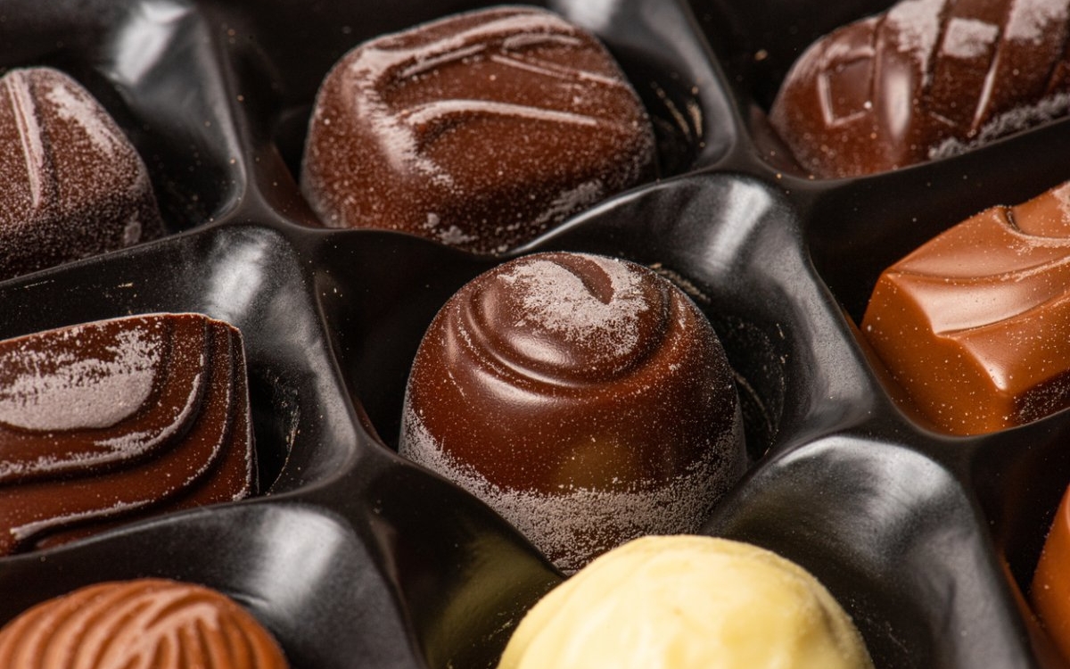 Pete albe pe ciocolată: ce sunt și de ce apar