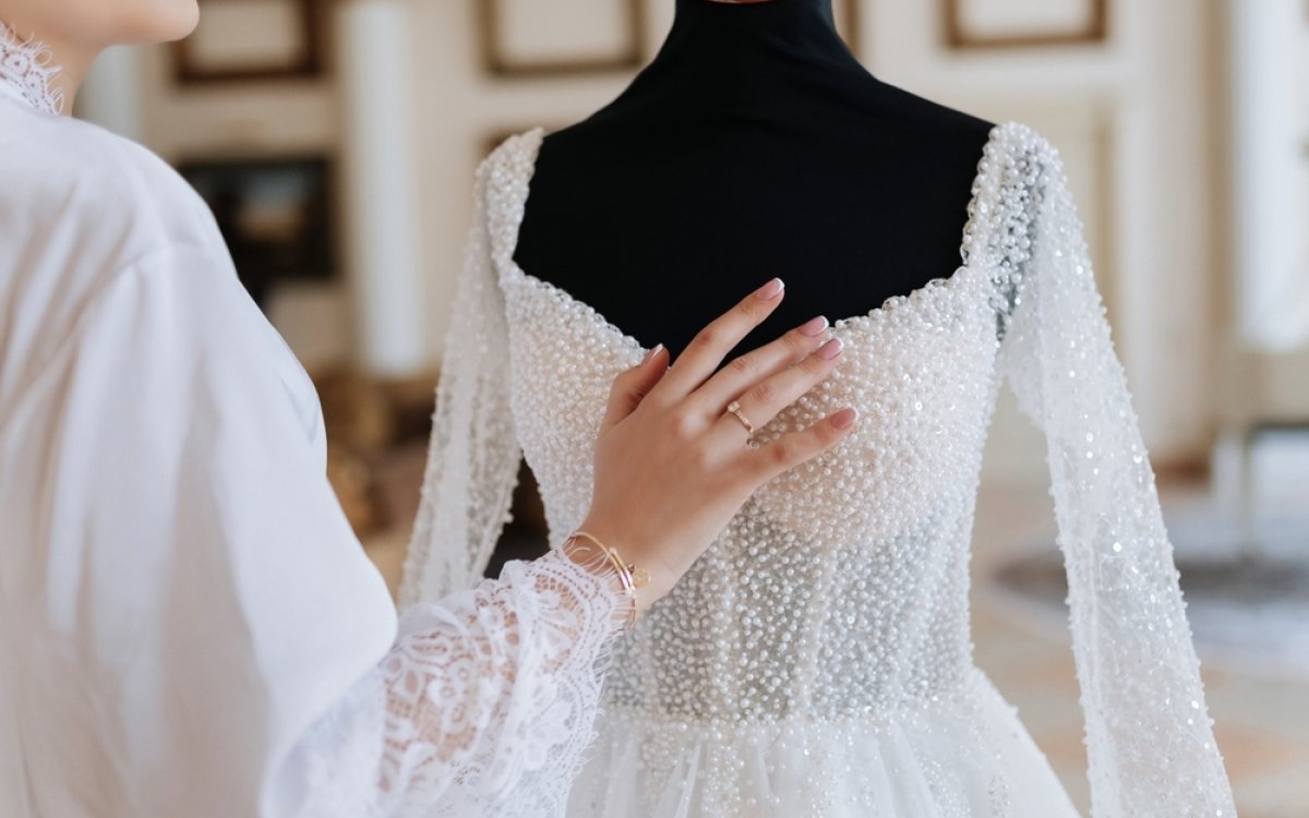 Rochie de mireasă cu perle: Trendul sofisticat care cucerește miresele moderne