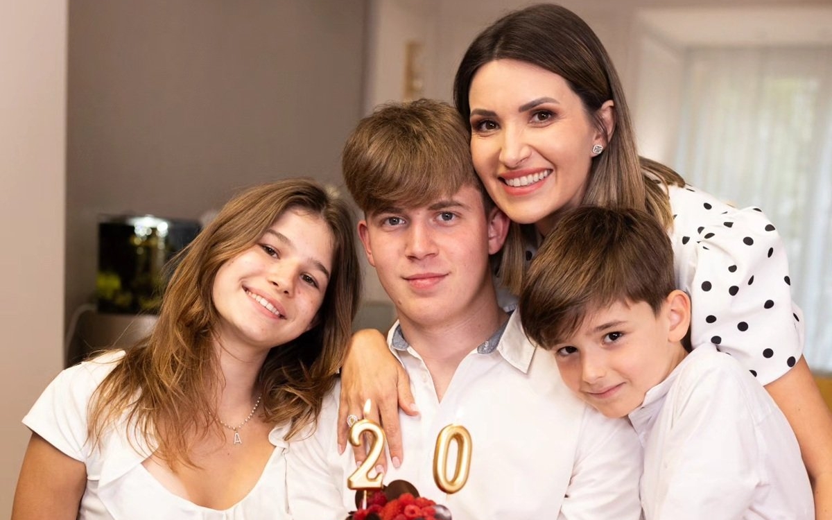 Ela Crăciun în lacrimi la aniversarea fiului său Alex care a împlinit 20 de ani