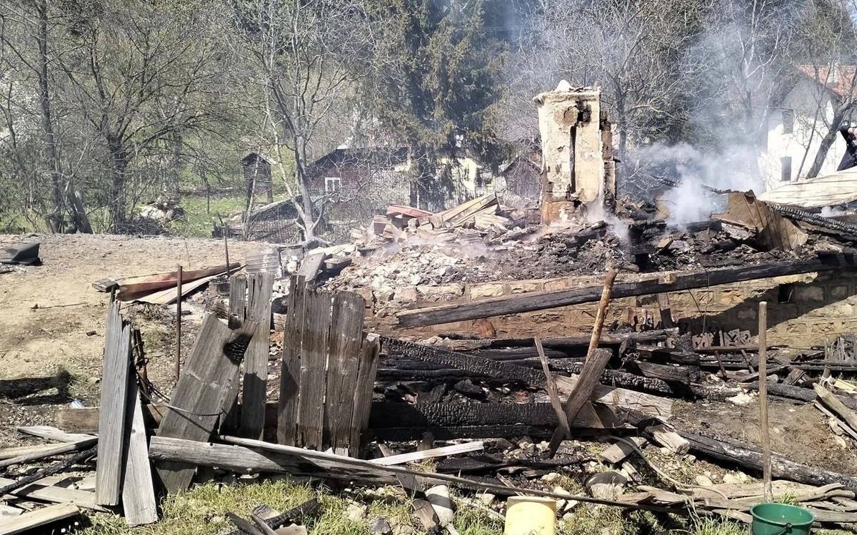 Incendiu devastator în Vrancea. Peste 30 de case au ars și 300 de persoane au fost evacuate