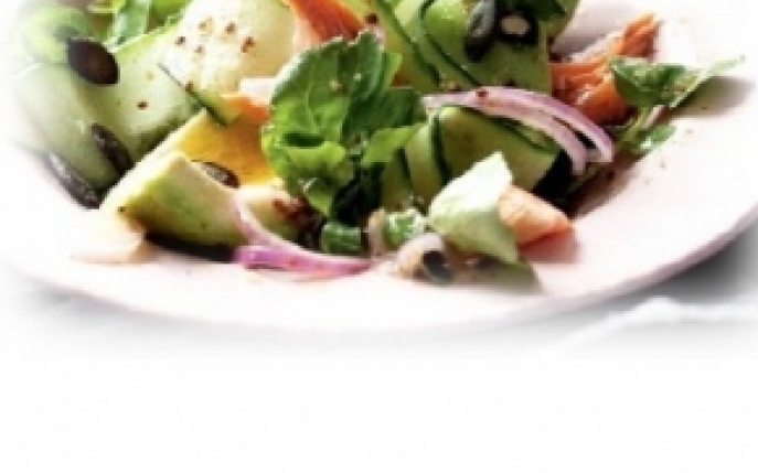 Salata de avocado si pastrav cu seminte de dovleac