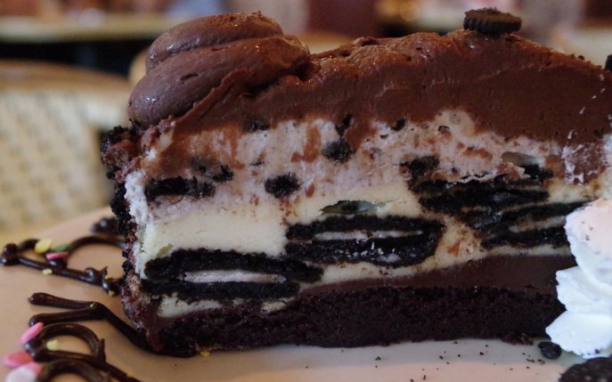 Tarta cu ciocolata, alune si biscuiti Oreo