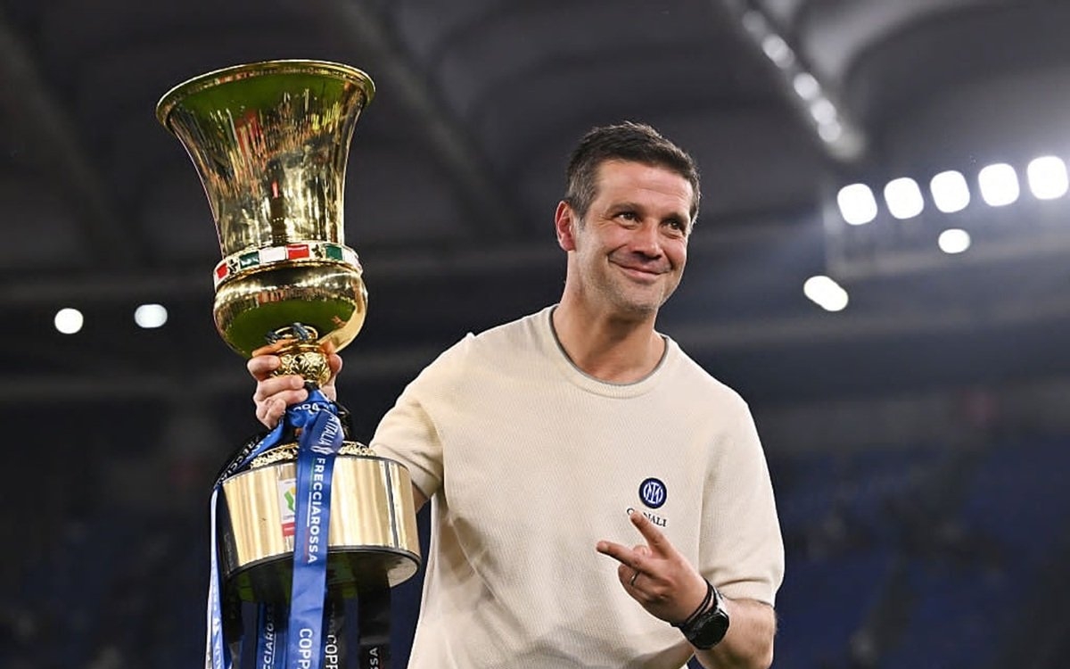 Cristi Chivu, strâns în brațe de cele mai mari susținătoare după ce a scris istorie în finala Cupei Italiei. Soția și fiicele au intrat pe teren la final de meci
