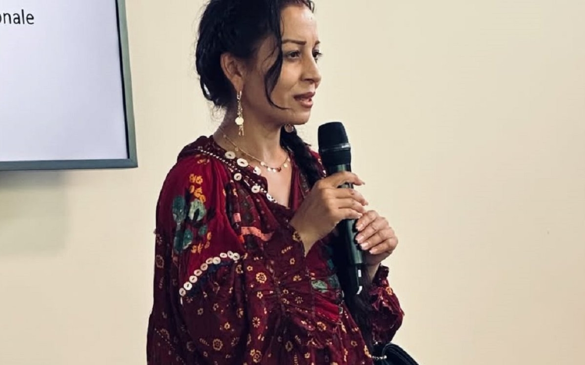 Garoafa are numai 4 clase la 42 de ani, dar acum se luptă să dea BAC-ul. Încearcă să convingă părinții din comunitatea ei să-și lase fiicele să meargă la școală. „Visul meu cel mai mare e să dau bacul"