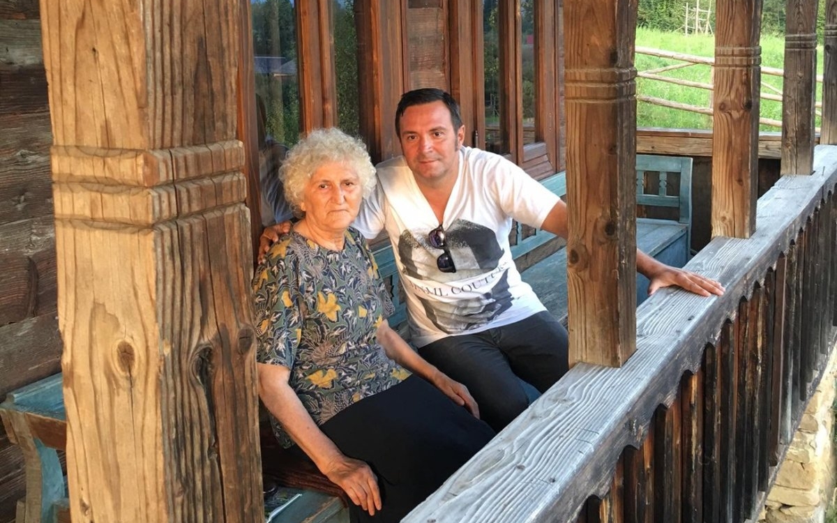 Daniel Buzdugan, imagine emoționantă cu mama lui în vârstă de 91 de ani. „Cel mai cald și mai sigur loc din lume”