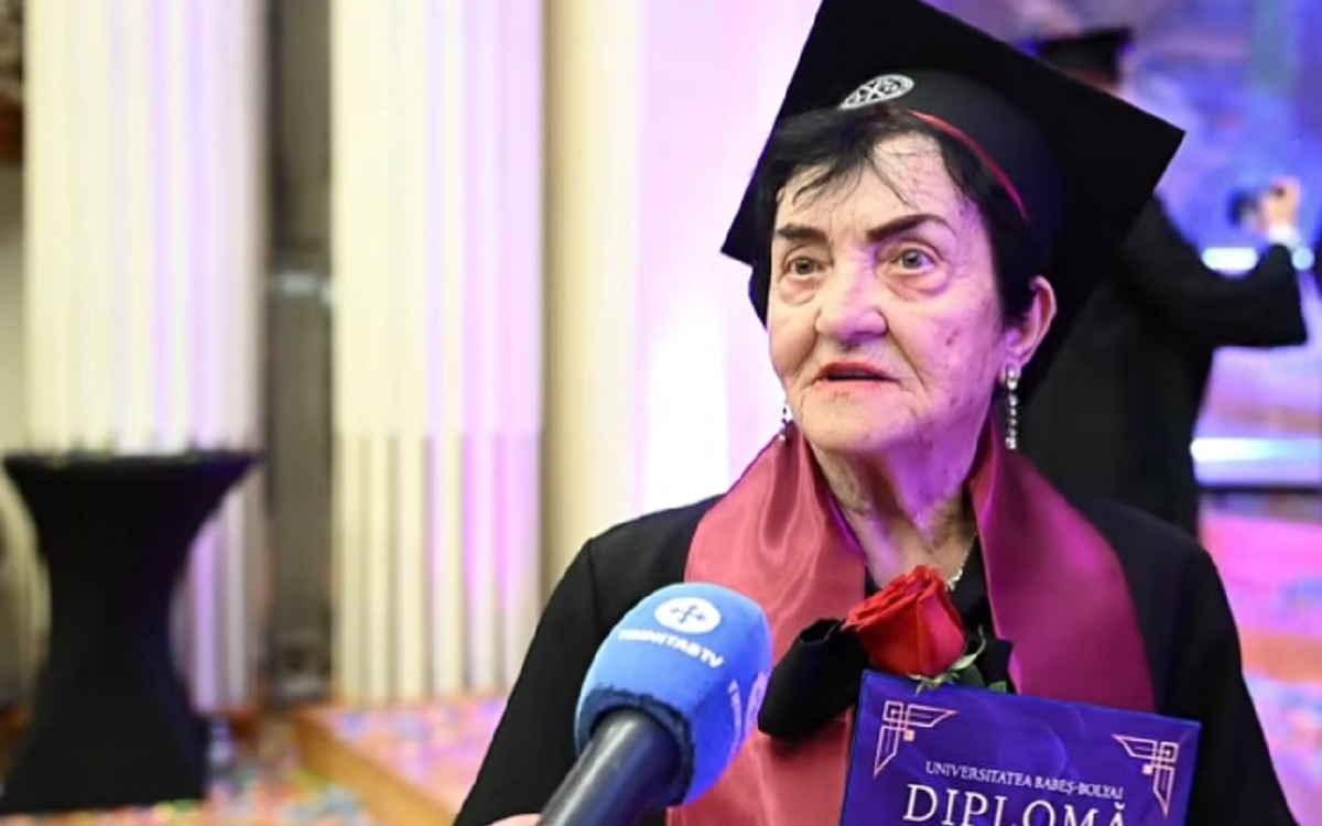 Doamna Amalia, cea mai vârstnică studentă din România, a absolvit facultatea la 90 de ani. „Un vis purtat în suflet”