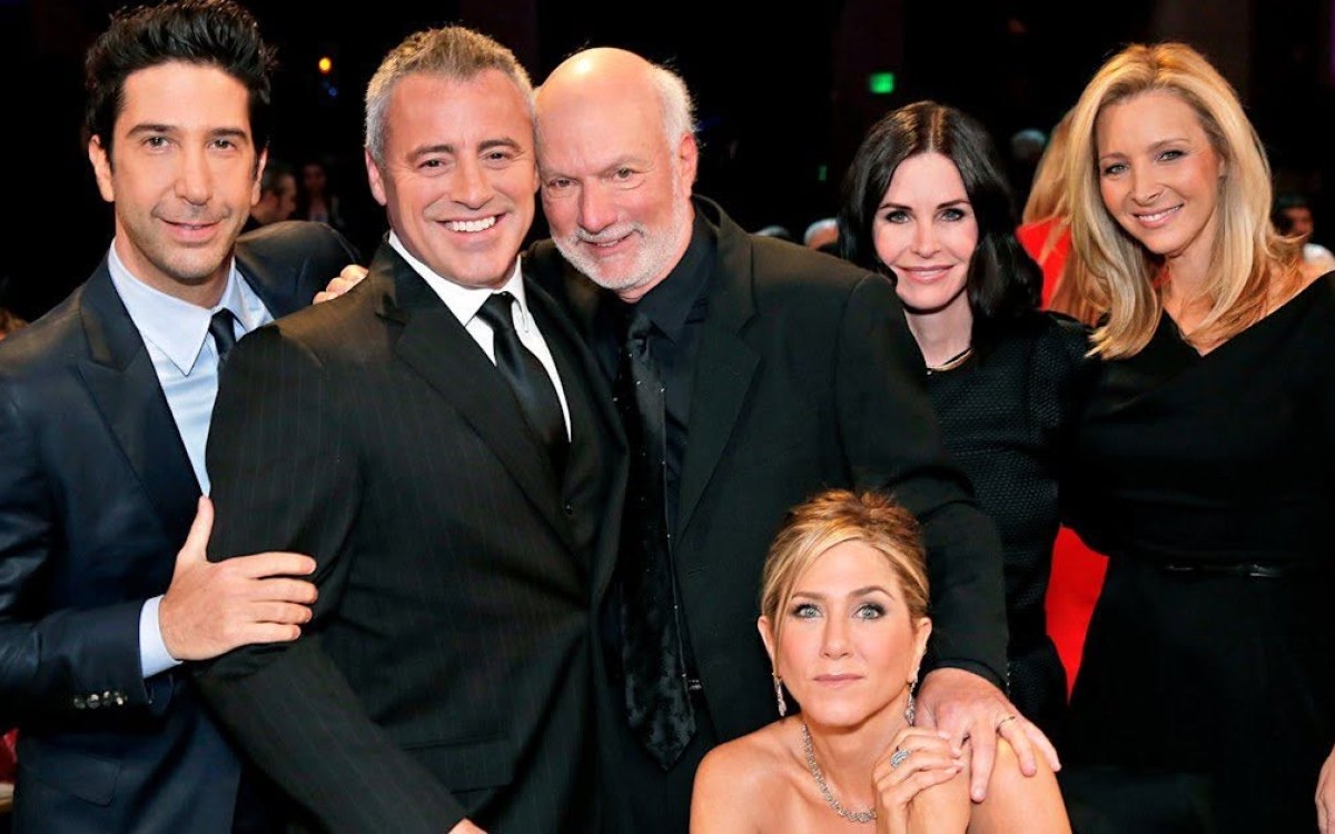 A murit James Burrows, legendarul regizor al serialului fenomen „Friends"