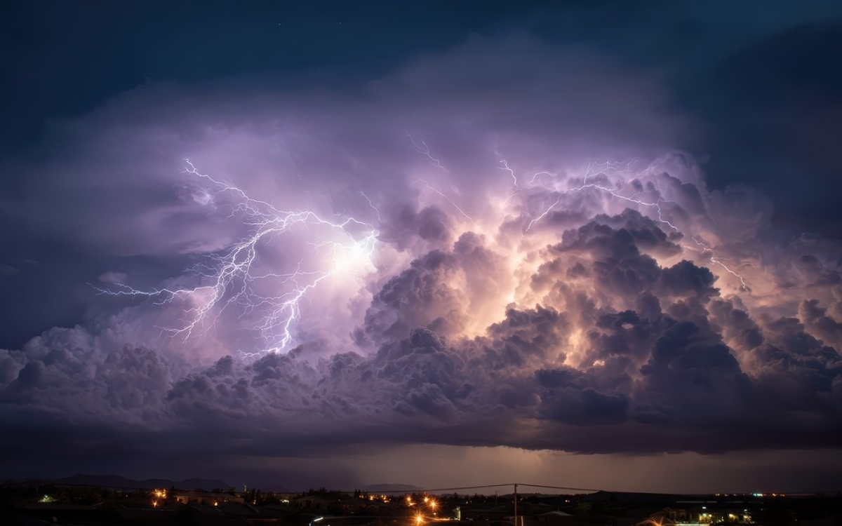 Vreme severă în România! Meteorologii au emis Cod Portocaliu și Cod Galben de furtuni și vijelii pentru mai multe județe