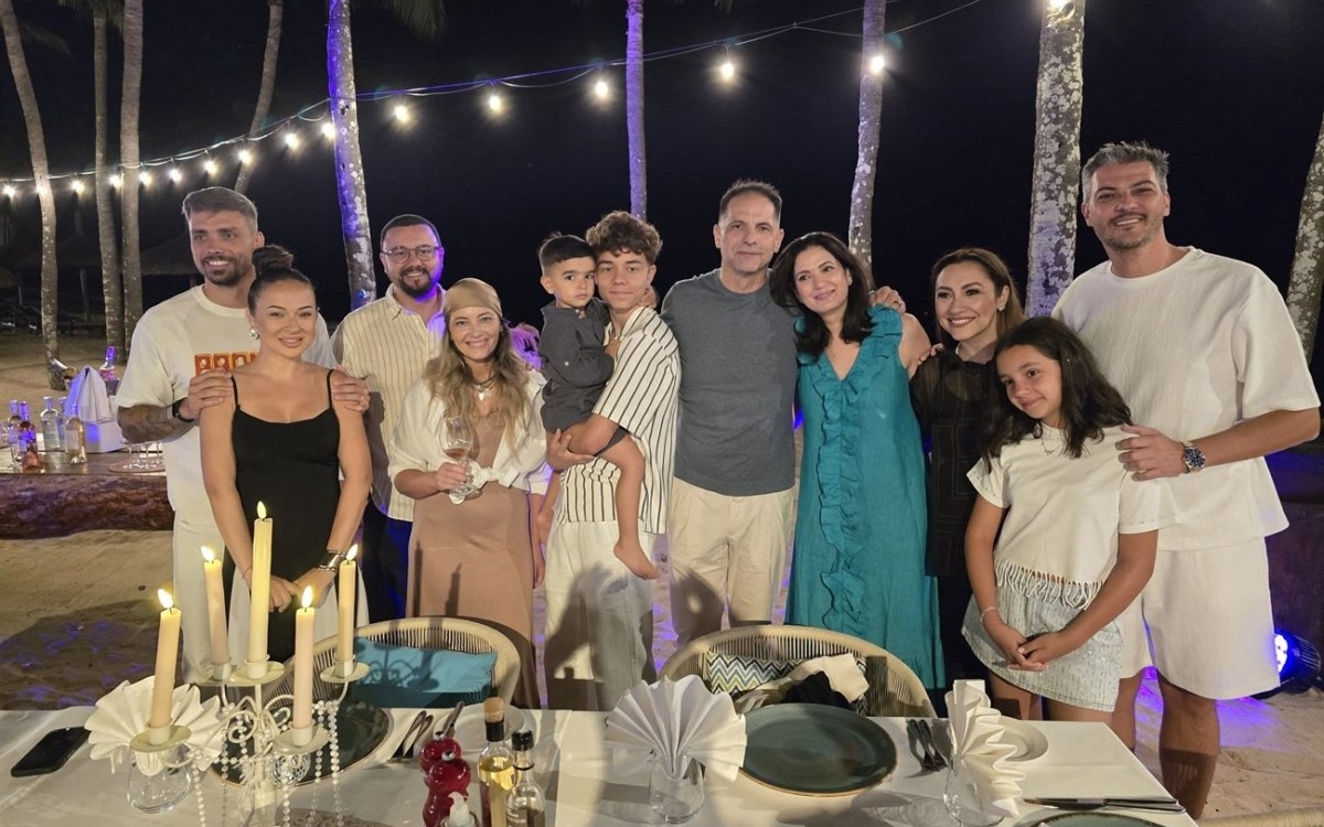 Vacanța vedetelor în Mauritius. Dan Negru, Cătălin Măruță și Vlăduța Lupău la aceeași masă cu familiile
