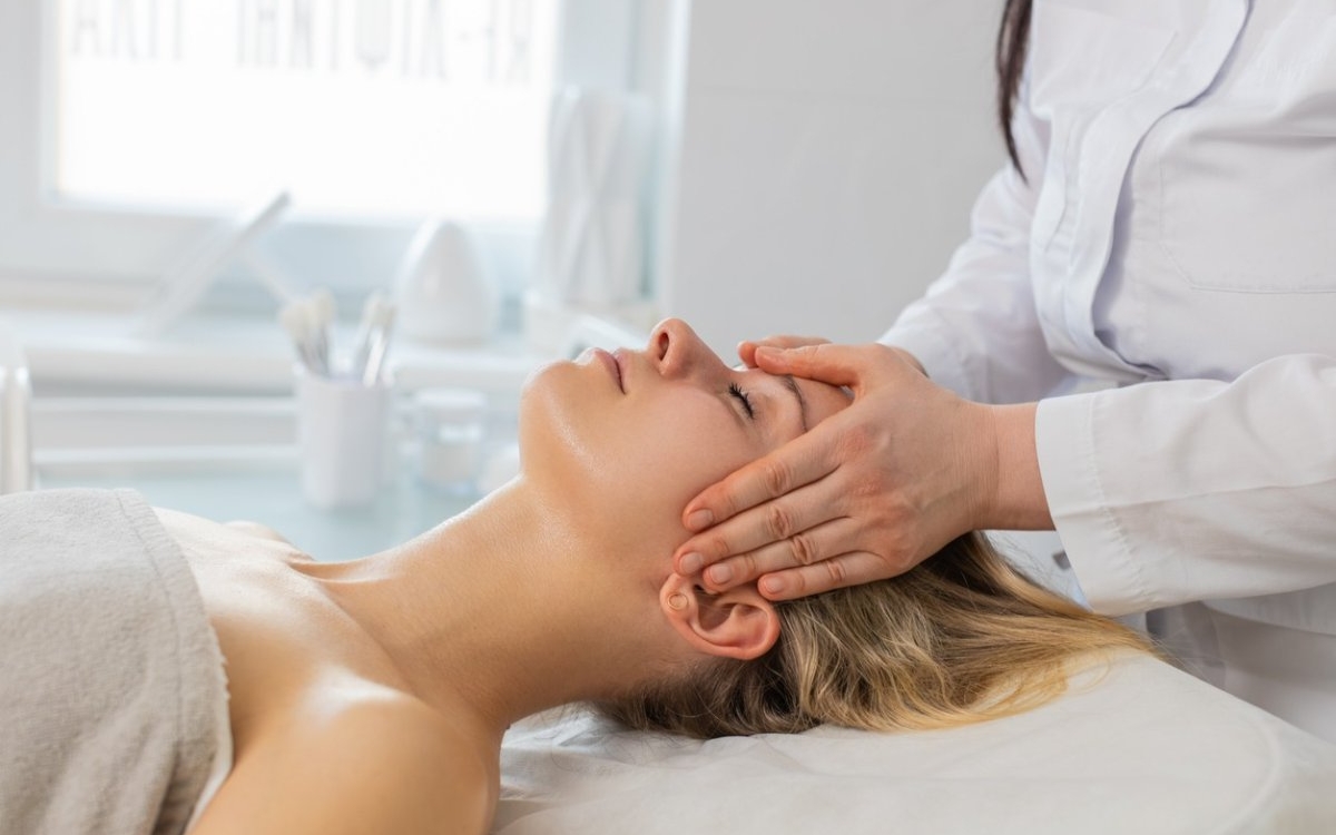Drenaj limfatic facial: ce este și cum îți poate accentua frumusețea